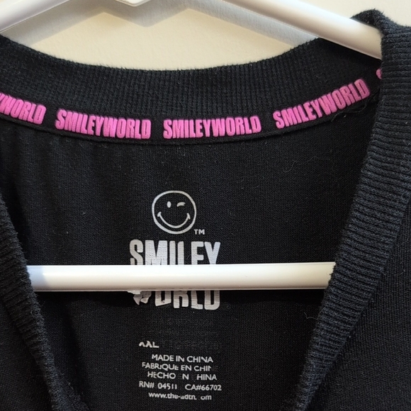 Smiley World Graphic T - Picture 4 of 4